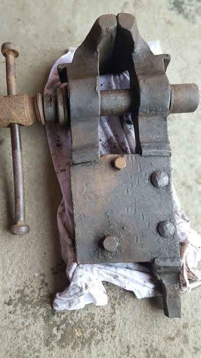 Menghină mare de fierărie.