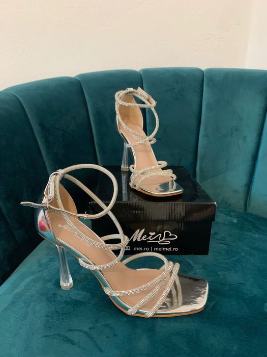 Pantofi cu toc argintii