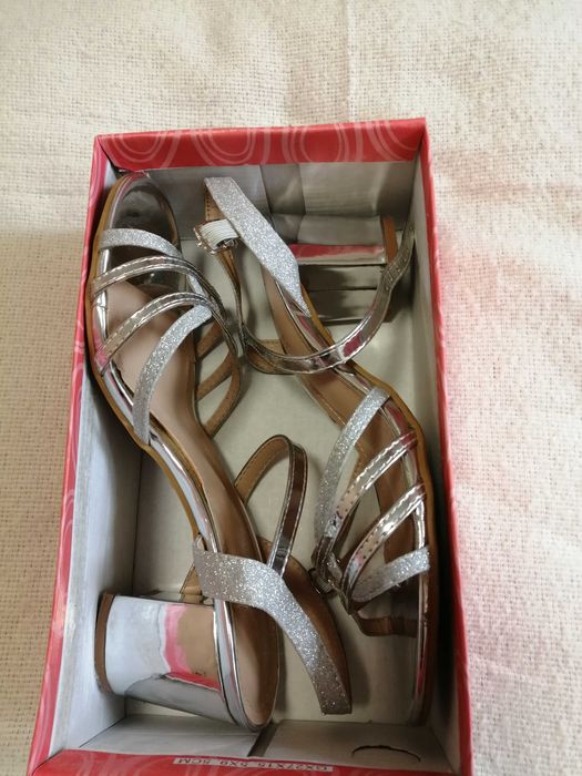 Продавам елегантни обувки и чехли