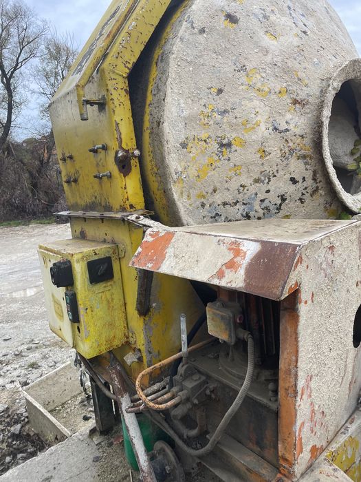 Бетонобъркачка с кош