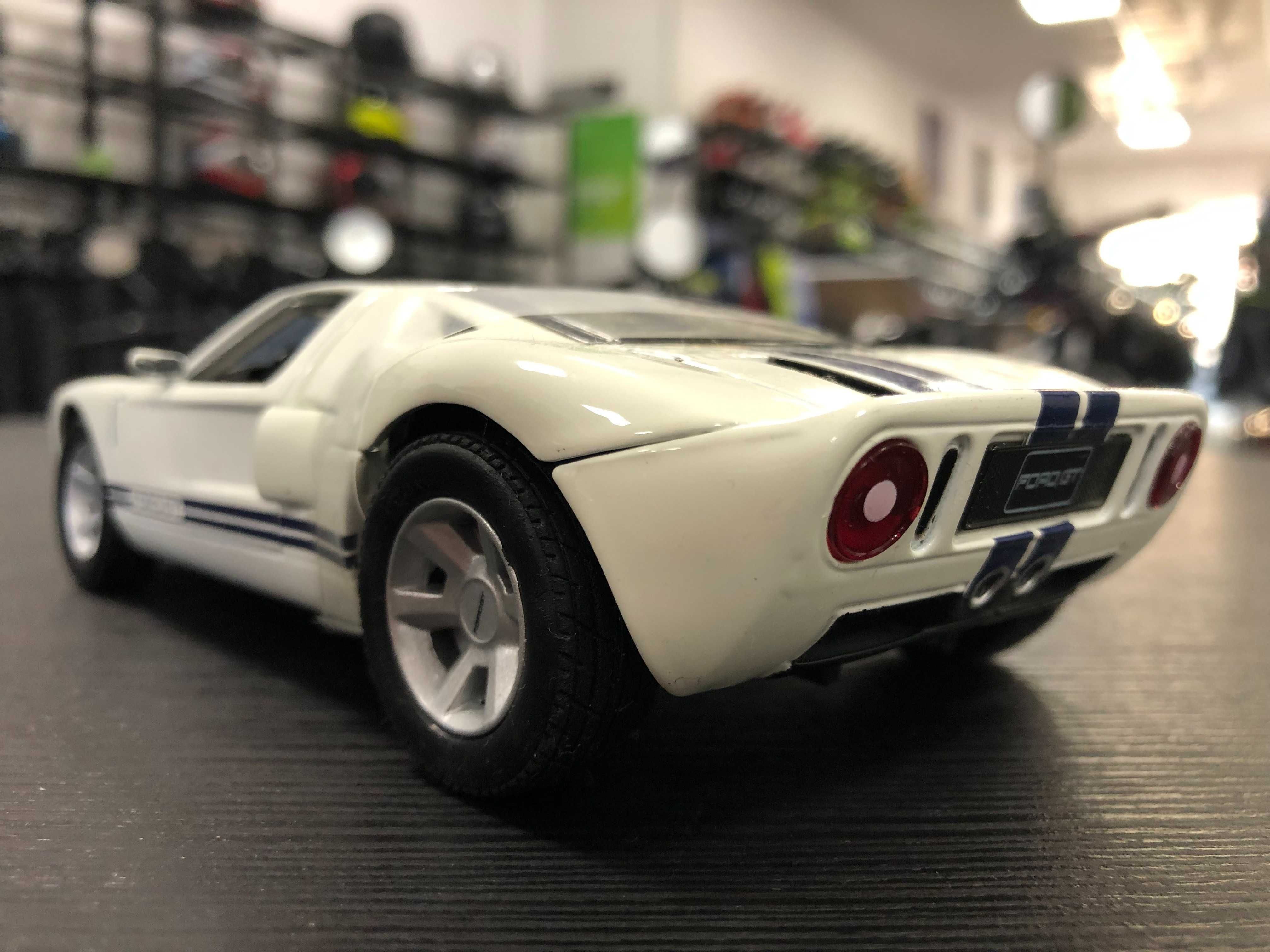 Чисто нова метална колекционерска количка FORD GT  1:24 мащаб