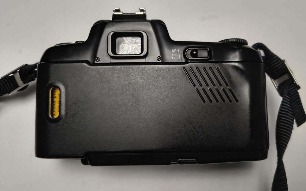 Aparat foto vechi  pe film 35  SLR Nikon F-601 body mount F