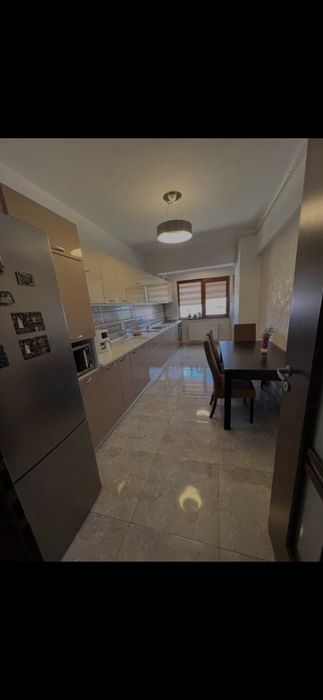 Cameră de închiriat într-un apartament cu 3 camere