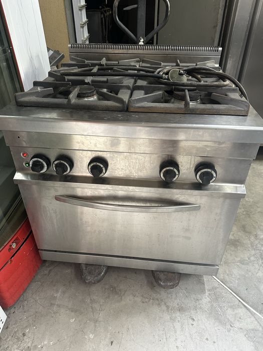 Професионална печка 4 газови котлона и конвекторна фурна