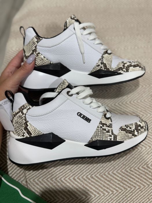 Маратонки на GUESS
