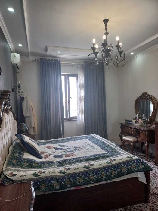 Срочно продается дом 8 комнат,2,5 сотки,метро Хонабод.