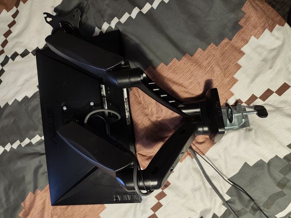 Monitor gaming Asus și suport Deltaco arm1300 2 monitoare