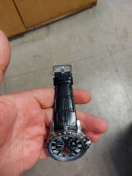 Продавам часовник Roger Dubuis