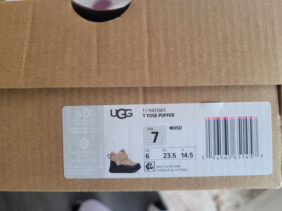 Непромокряеми боти UGG