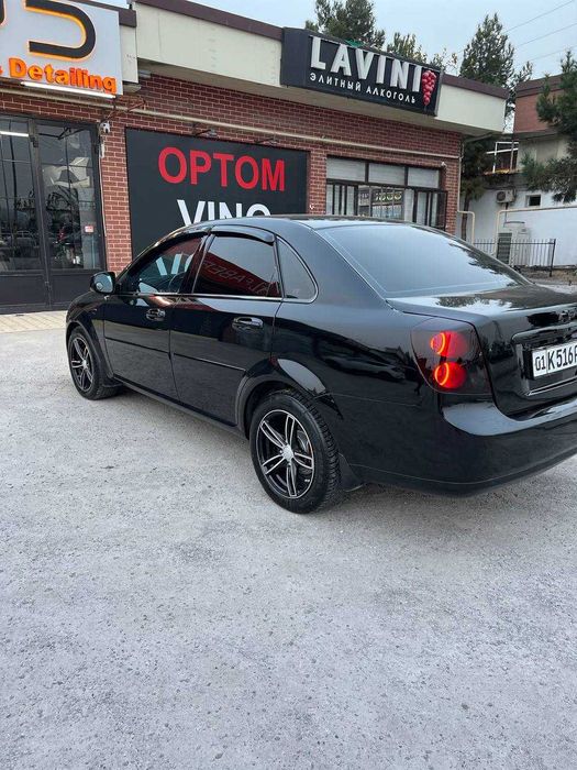 Энтузиасты автомобильного тюнинга.