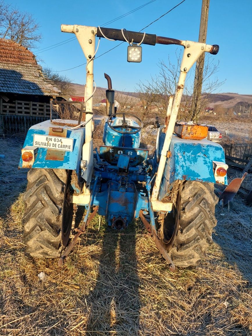 Vând tractor ford