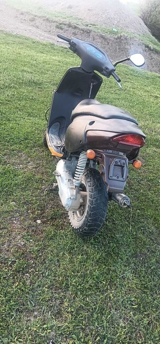 vând scuter Aprilia