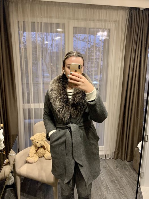 Елегантно палто с подвижна пухена яка