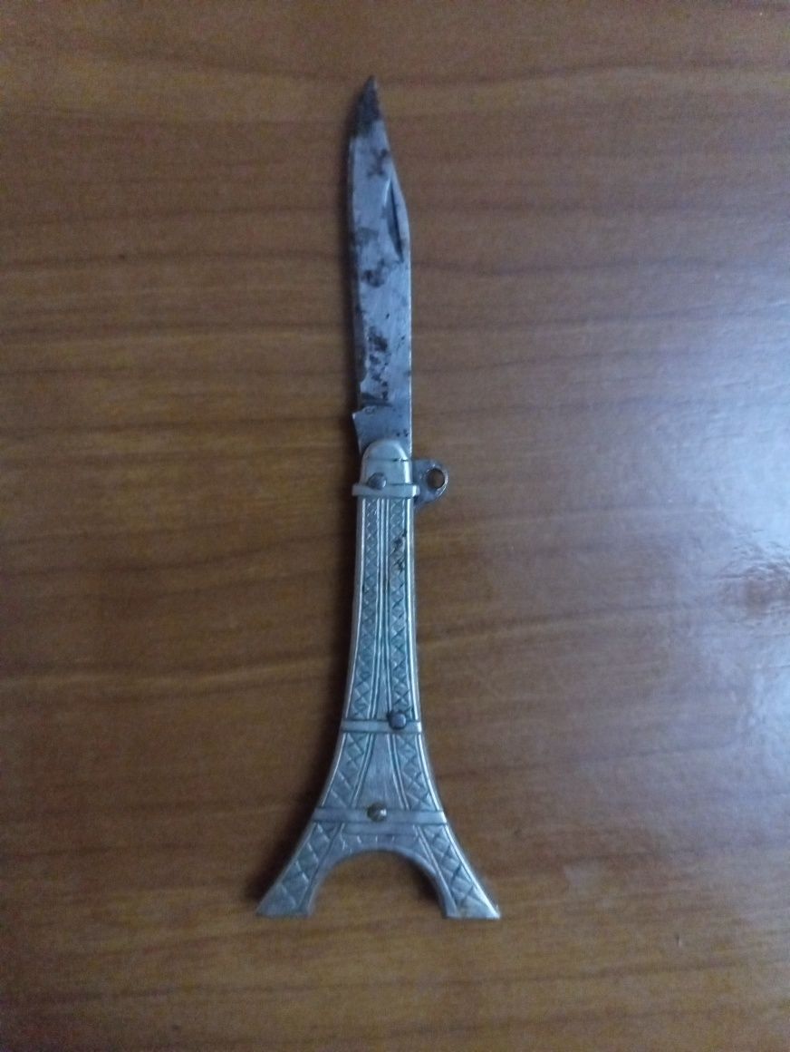 Briceguț mic forma de Eiffel argintiu