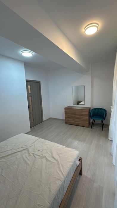 Închiriez apartament cu 2 camere