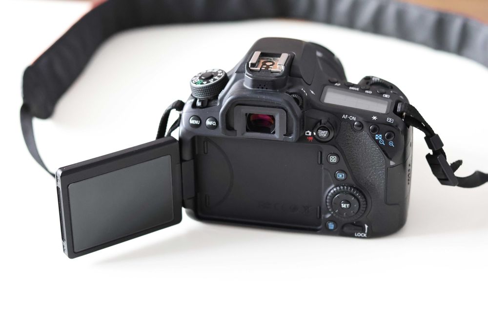 Aparat foto Canon 80D cu obiectiv 18-55mm