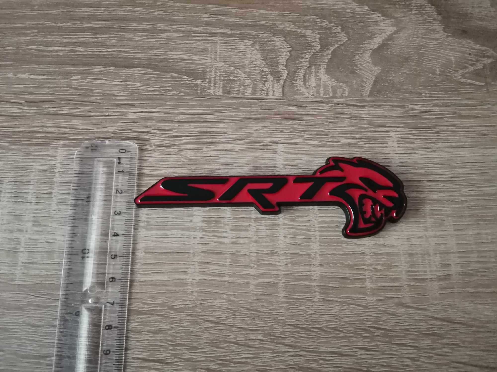 SRT Hellcat черно с червено емблема дясна