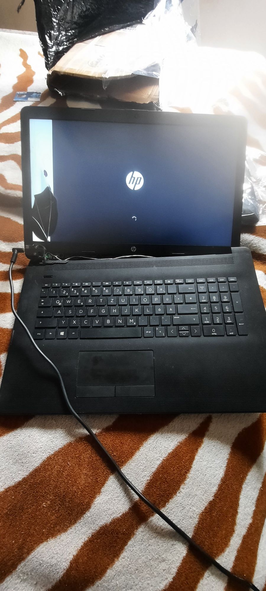 2 laptopuri HP 17 și hp 15 funcționale cu probleme de carcasa estetice