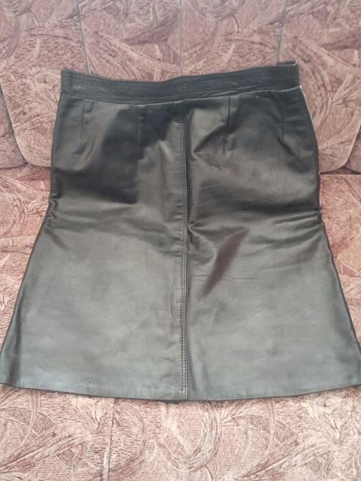 Fustă din piele naturală.
