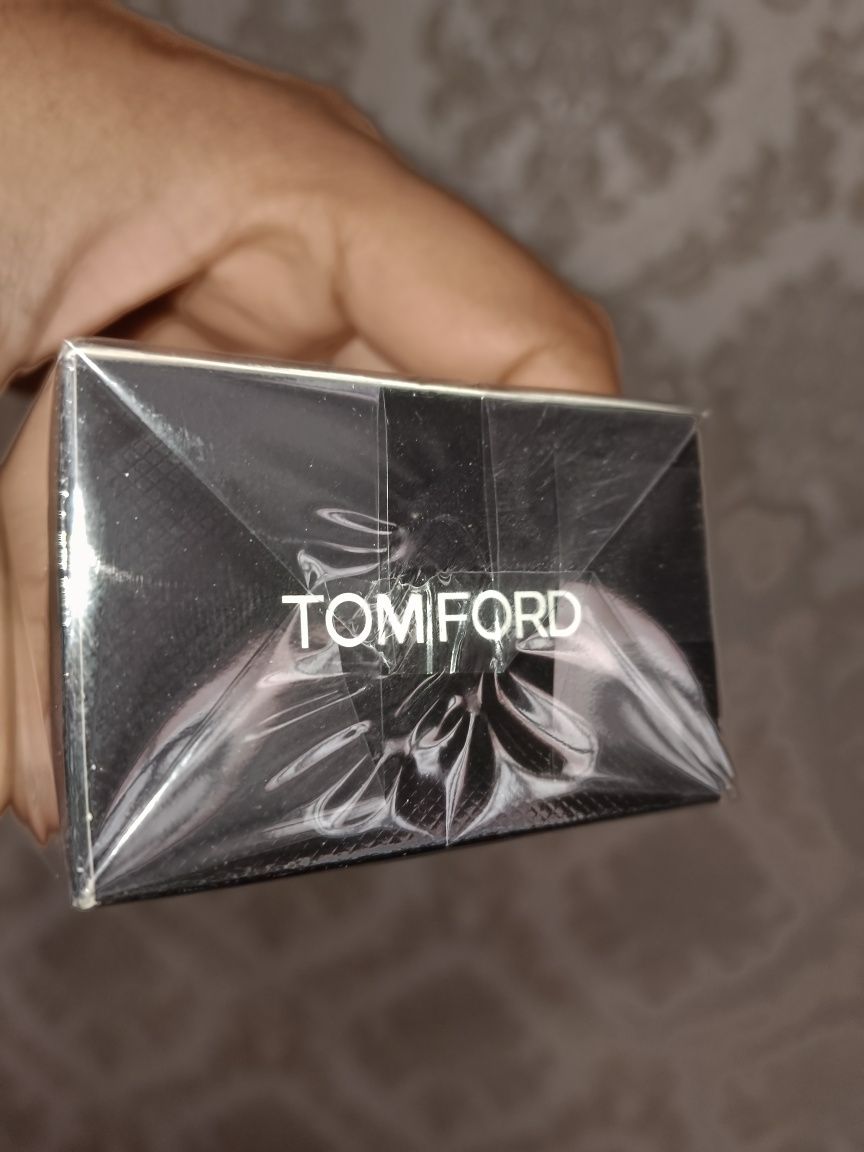 Срочно продам новый духи Tom Ford oud wood