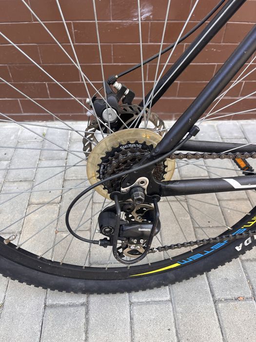Bicicleta cu frane pe disc si schimbator shimano. Cadru înalt.