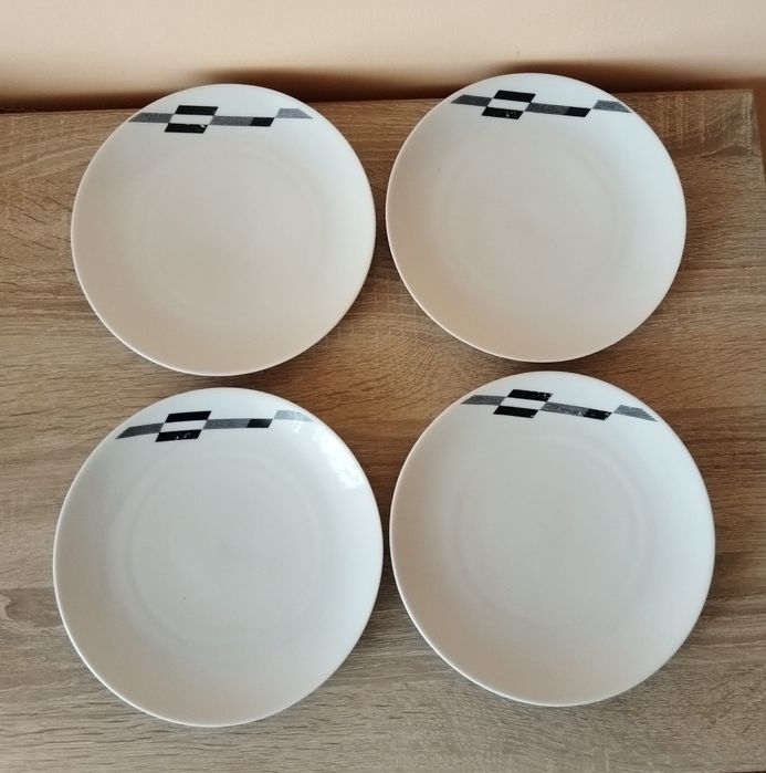 Порцеланови чинии и купи