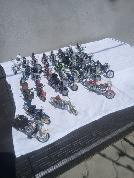 Vând colecție de machete moto