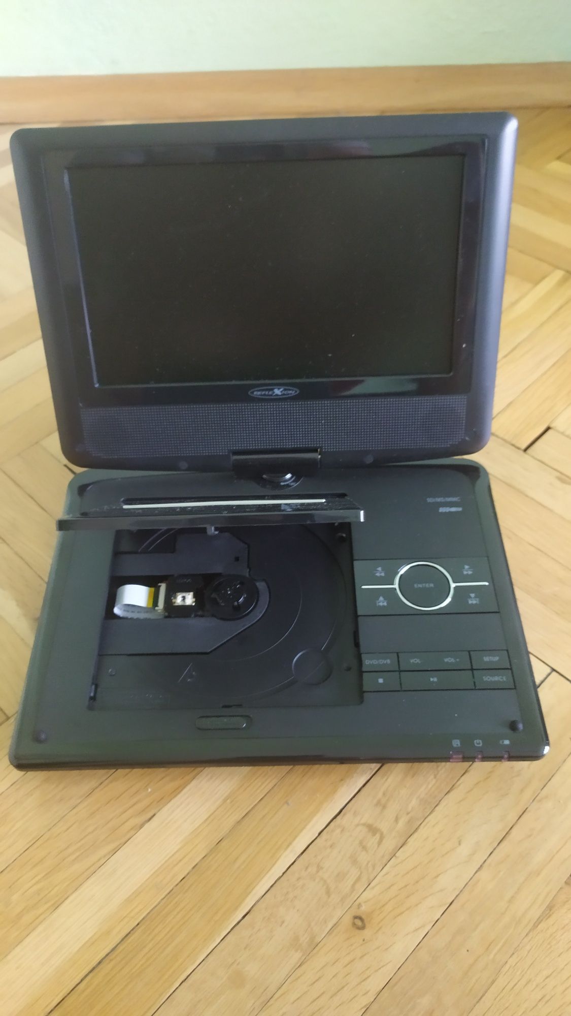 Преносим DVD player REFLEXION DVD 8213.