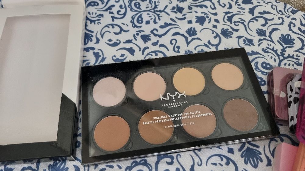 Сенки за очи и палитра за контуриране NYX