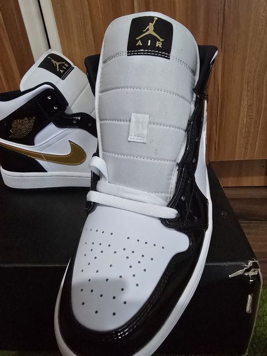 Jordan 1 Mid Black and Gold 100% originali, marimea 43