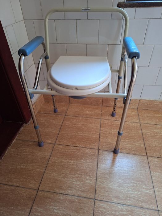 Scaun cu WC de camera, pliabil, inaltime reglabila, din otel si inox