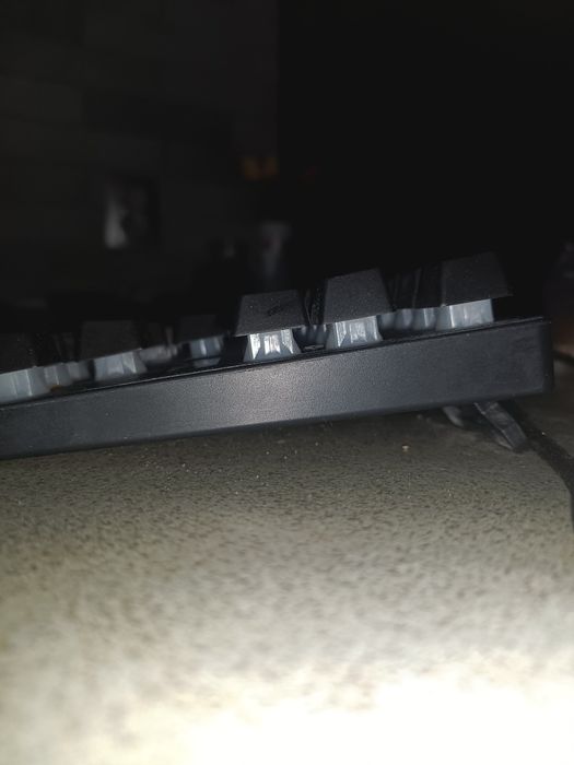 Продаю, клавиатуру и 2 коврика