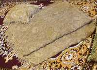 Set Cuvertura / Carpeta Brodata si doua perne, deosebite