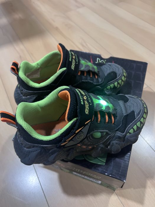 Детски обувки за момче  Skechers, състояние 9/10.