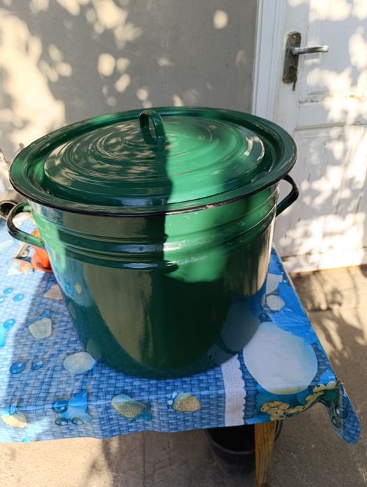 Кастрюля советская на 50 литров в нормальном состоянии,чистая.