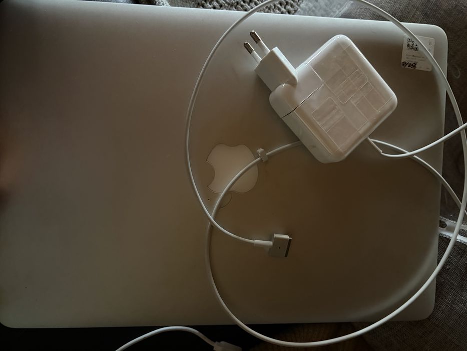 Продавам MacBook Air 13