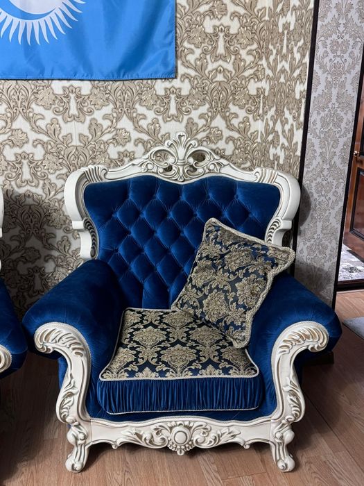 Продам диван и два кресла