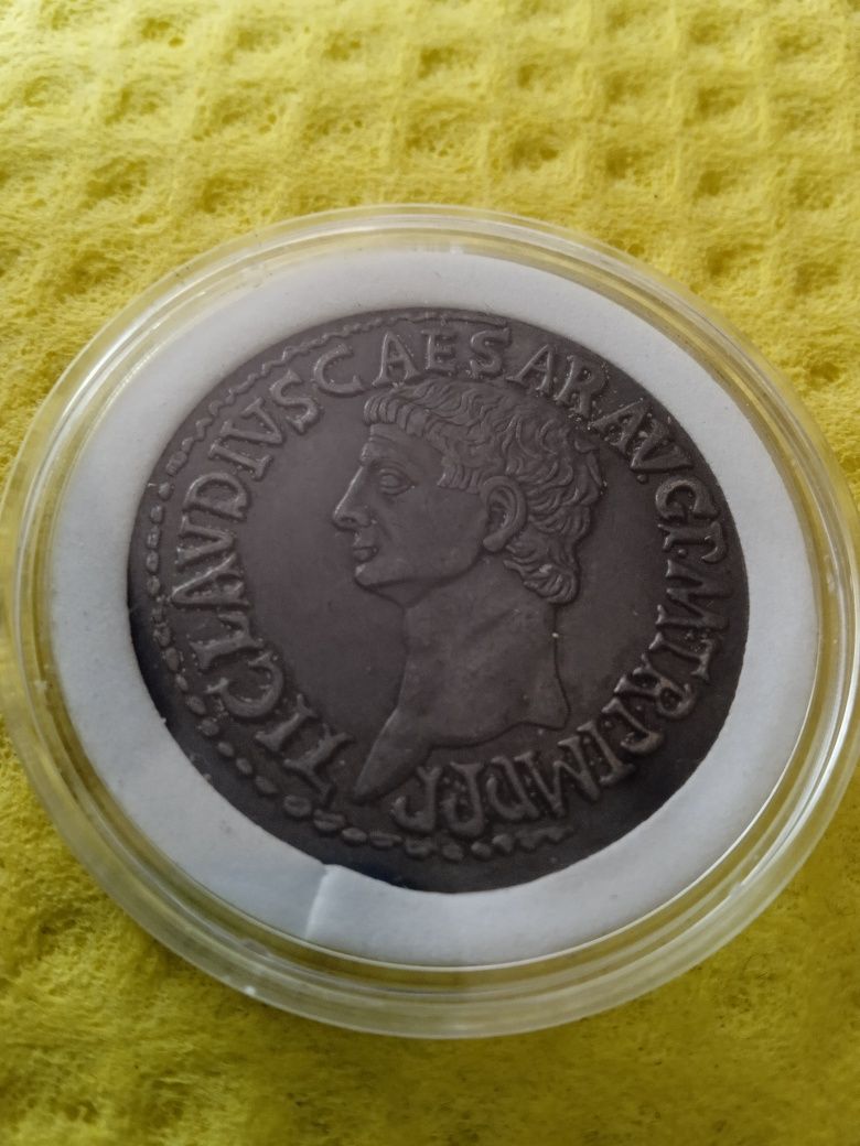 Монета древен Рим Клавдий Сестерция в два цвята