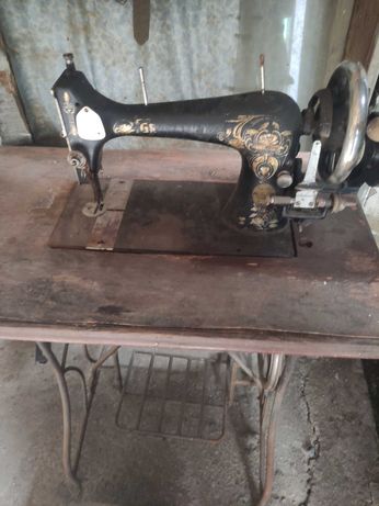 Раритетная старинная швейная машина