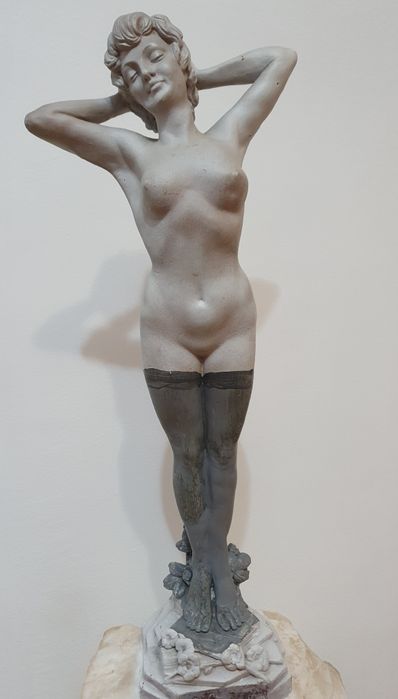 Мраморна статуя жена богинята Вар