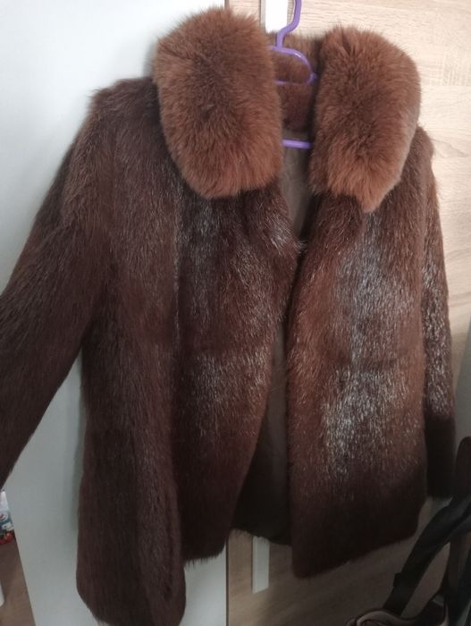 Vând blană naturală de nutrie cu guler de vulpe