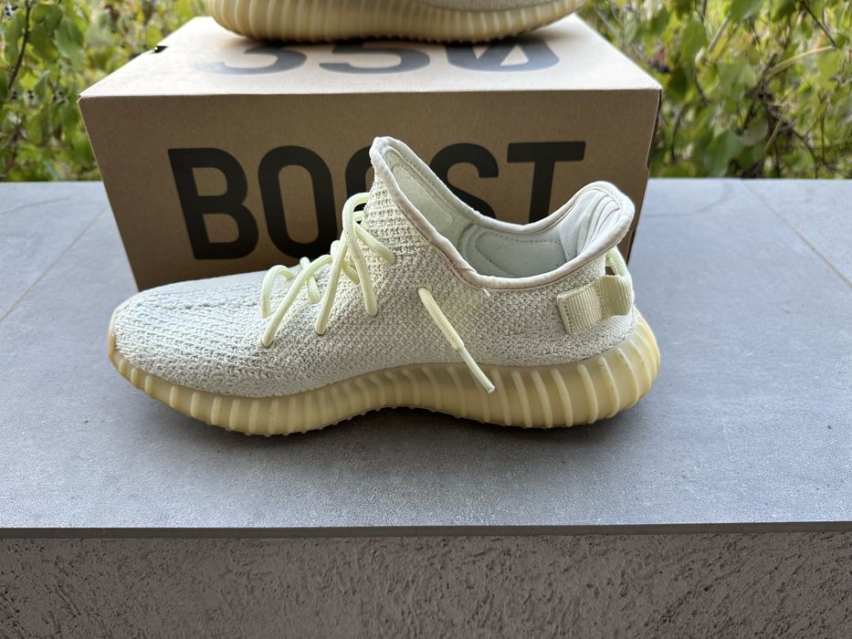 Yeezy 350 V2 Butter size 9 US 42 2/3