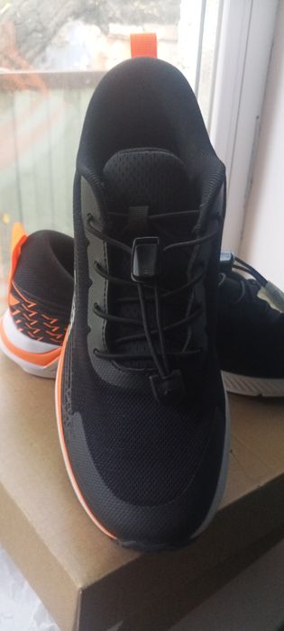 Продам кроссовки