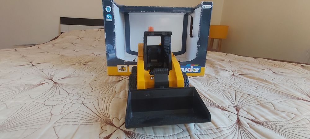 Vând încărcător frontal Cat de la Bruder