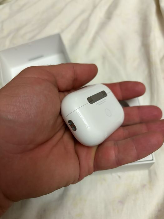 Оригинални слушалки Apple  AirPods 2Pro.