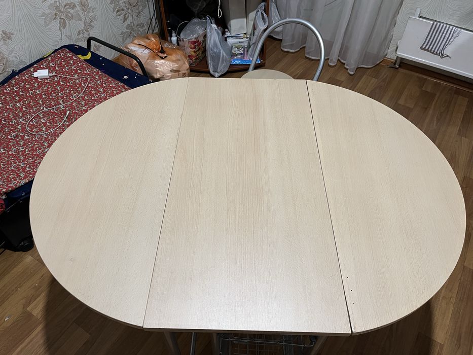 Стол и два стула