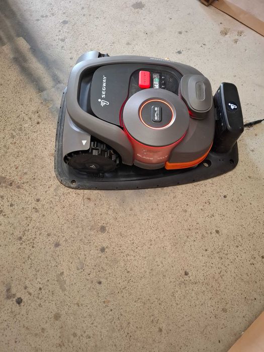 Безкабелна косачка-робот