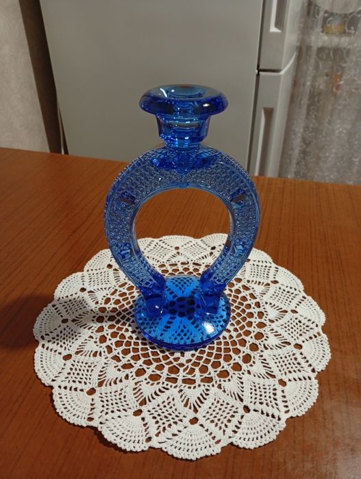 Продам новый подсвечник-подкову, приносящую удачу.