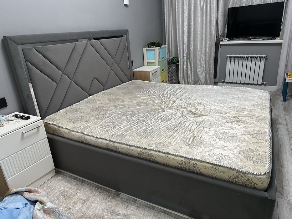 Спальная кровать с матрасом в хорошем состоянии