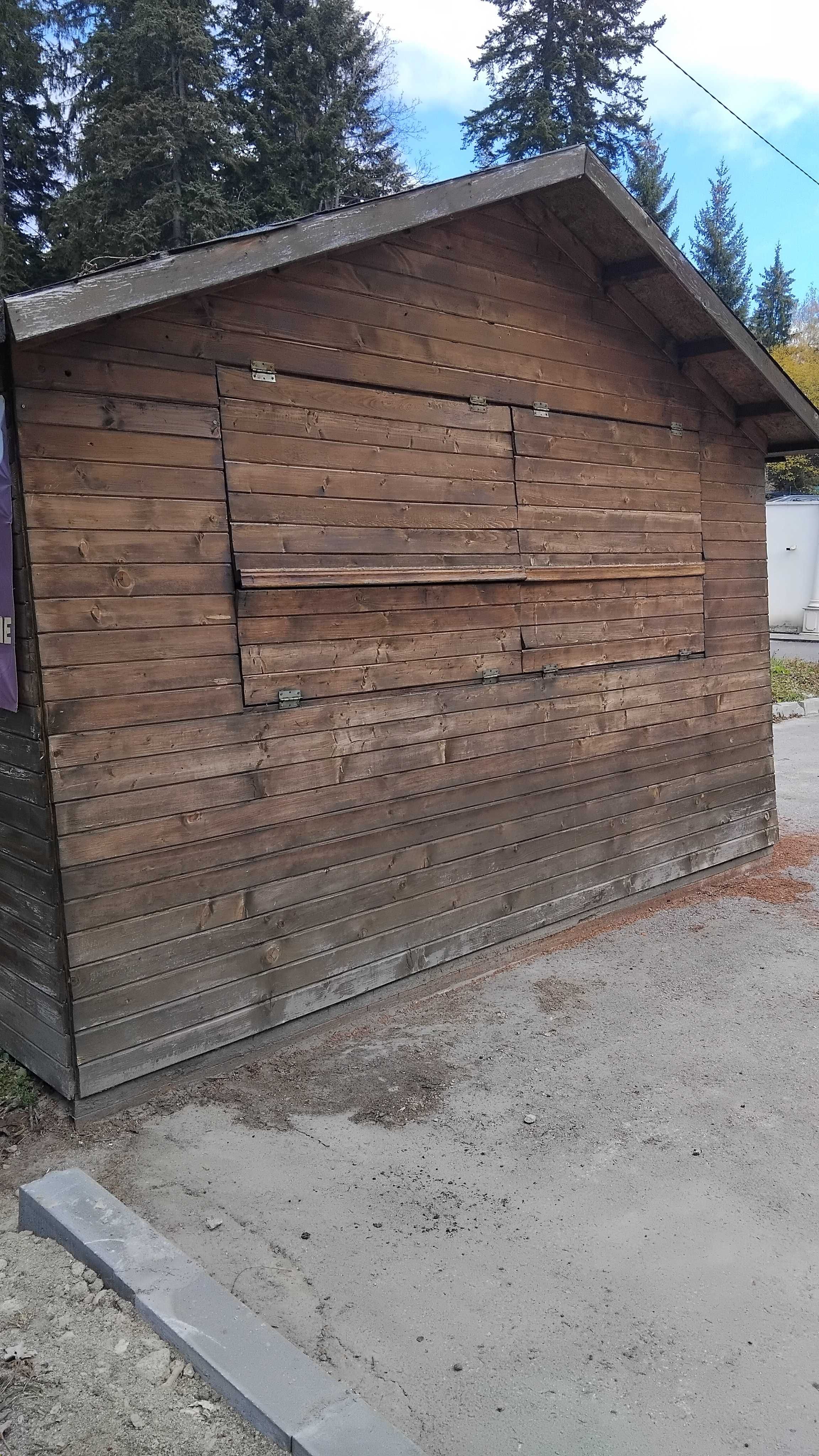 Продавам къщичка с дървена конструкция .